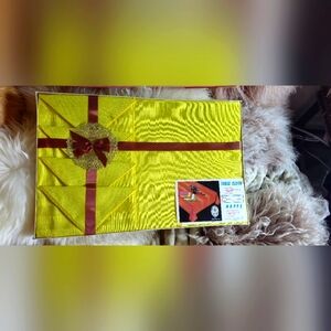 Lady Cristina set of Yellow  Linen Tablecloth and 4 Napkins